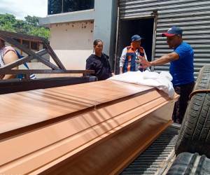 Los familiares retiraron de la morgue de Medicina Forense el cuerpo de Olvin Josué Mendoza Aviléz, quien fue asesinado con arma blanca en la residencial Lempira de Juticalpa, Olancho.