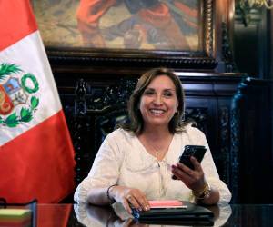 La recién nombrada, Dina Boluarte, espera controlar la crisis política que vive Perú, producto de la destitución de Pedro Castillo.