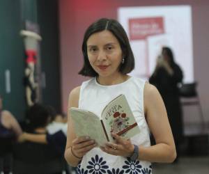Cuando escribí mi primer libro me sentí forzada a ponerle nombre a mis poemas. Ya no lo haré. No quiero que haya una sola palabra que limite las interpretaciones del texto, apuntó la autora durante la presentación.