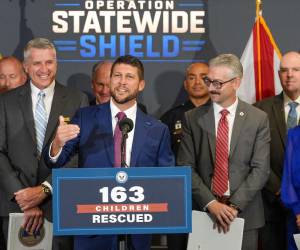 Fotografía cedida por la Fiscalía General de Florida de su fiscal general, James Uthmeier, hablando durante una conferencia de prensa sobre el rescate de 163 niños en Tampa (EE.UU.).