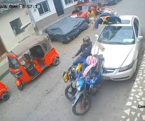El vehículo fuera de control atropelló a varios motociclistas en Lempira.