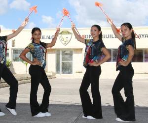 Con una variedad de pasos y coreografías, las palillonas del Instituto Alfonso Guillén Zelaya afinan su presentación para engalanar las calles de Tegucigalpa durante los desfiles del próximo 15 de septiembre.