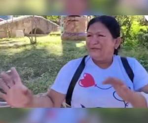 La mujer estaba sumamente preocupada por la situación que acababa de vivir.