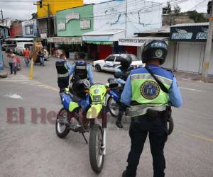 Miembros de la Policía Nacional patrullan la zona del mercado Perisur para brindar seguridad.