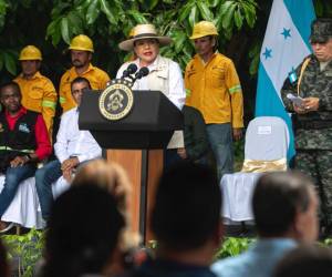 Junto a ministros, la presidenta Xiomara Castro participó este día en en el lanzamiento oficial de la campaña de reforestación en el marco del programa “Padre Andrés Tamayo” desde el Lago de Yojoa.