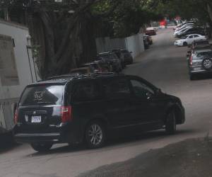 El retiro del cuerpo de John Allan Murillo Flores, en la morgue del Ministerio Público (MP), en la capital.
