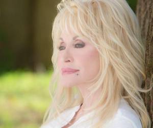 Dolly Parton murió este martes 25 de agosto en Nashville, Tennessee, a los 80 años, tras un periodo prolongado de complicaciones de salud que la mantuvieron alejada de los escenarios durante buena parte del último año.