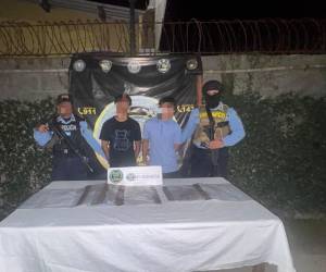 Los dos integrantes de la pandilla 18 fueron capturados en la colonia Los Laureles de La Ceiba, Atlántida, y fueron remitidos a la Fiscalía del Ministerio Público para continuar con el proceso judicial.