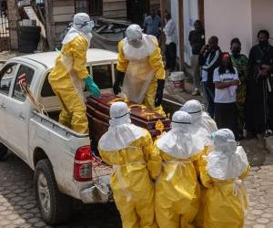 OMS afirma que el brote de ébola sigue expandiéndose en número de casos y geográficamente.