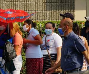 Uso de mascarilla en espacios cerrados, abarrotados y con poca ventilación y el distanciamiento físico recomendó la Sesal ante la incidencia de casos covid-19 en Honduras.