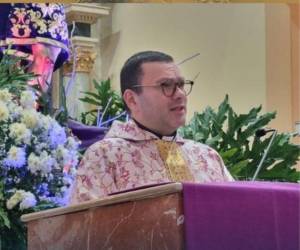 El padre Carlo Magno dio su mensaje durante la homilía de este domingo.