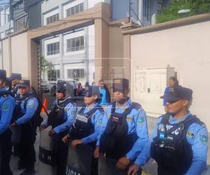 Con presencia policial amaneció este lunes los Juzgados de Criminalidad Organizada de Tegucigalpa, donde se desarrollará la audiencia de declaración de imputado al expresidente Juan Orlando Hernández.