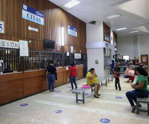 La mañana del viernes decenas de pacientes no lograron obtener una cita para la consulta externa debido a la falla del sistema informático que emite las citas.