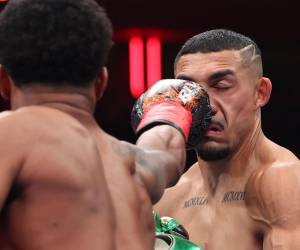 Teófimo López perdió sus títulos del peso superligero ante Shakur Stevenson.