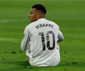 Kylian Mbappé se retiró lesionado y ha generado preocupación en Francia.