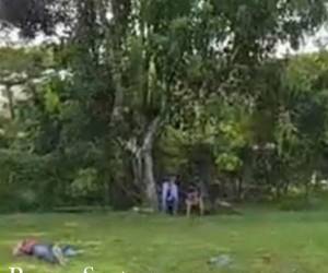 El cuerpo de Javier Enamorado fue encontrado en la cancha de la aldea San Isidro de Santa Cruz de Yojoa y fue levantado por los familiares.