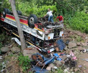 Trabajadores intentan retirar un autobús accidentado en la carretera Panamericana en Condega, Nicaragua, el 28 de julio de 2022.