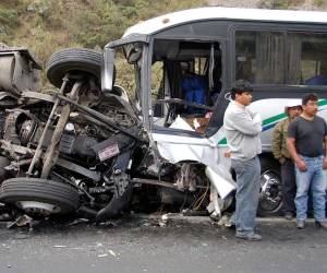 También, el gobernador de Nayarit, Miguel Ángel Navarro, lamentó el trágico accidente al tiempo que expresó su pésame a familias de las víctimas.