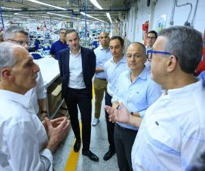 El presidente de la República, Nasry Asfura Zablah, realizó un recorrido por la Zona Industrial de Procesamiento (ZIP), El Porvenir, donde se elaboran productos manufacturados.