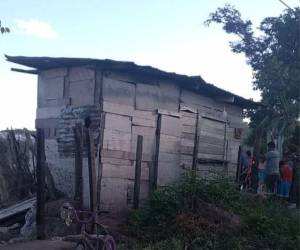 El cuerpo de Ana Lagos fue encontrado dentro de una humilde vivienda construida con madera en la colonia Buen Samaritano, a inmediaciones del kilómetro 7 de la carretera a Olancho.