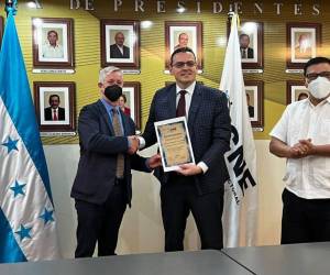 Anthony Bandury, presidente del IFES, junto a Kelvin Aguirre, presidente del CNE.