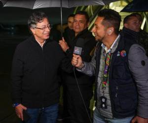 Fotografía cedida por la Presidencia de Colombia del presidente colombiano Gustavo Petro ofreciendo declaraciones este domingo, antes de viajar a EE.UU.