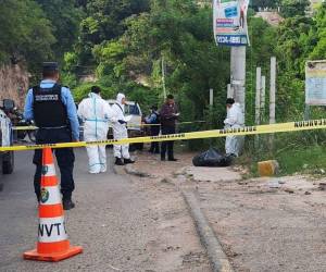 Las autoridades realizaron el levantamiento del cuerpo que fue encontrado embolsado en la calle principal que conduce a la colonia Nueva Suyapa de Tegucigalpa.
