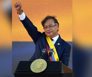 El nuevo presidente de Colombia, Gustavo Petro, gesticula después de pronunciar un discurso durante su ceremonia de investidura en la Plaza de Bolívar en bogotá, el 7 de agosto de 2022.
