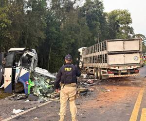 El autobús quedó totalmente destruido.