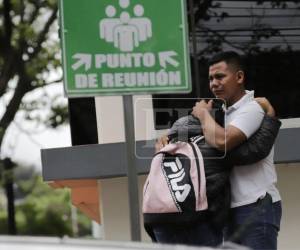 Los hijos de doña María Nery Méndez lloraron desconsoladamente afuera de la morgue del Ministerio Público (MP), lamentando el deceso de su progenitora.