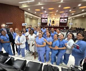 A pesar de tener acercamientos con diferentes autoridades la crisis en Salud se agudiza. Las enfermeras también anuncian protestas por despidos por mensajes de texto.