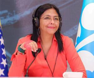 Delcy Rodríguez visitó la tumba de Hugo Chávez en Caracas tras juramentarse como presidenta encargada.