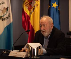 Nacido en Asturias (norte) en 1940, Carcedo inició su trayectoria profesional en la prensa escrita, pero pronto encontró en la radio y la televisión públicas el espacio donde desarrollar su vocación.