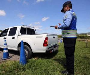 El chaleco fluorescente, de color amarillo neón con franjas reflectivas, permitirá que los agentes sean identificados con mayor facilidad.