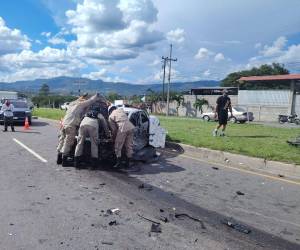 Personal del Cuerpo de Bomberos de Honduras y Fuerzas Armadas, atendieron la emergencia y rescataron a las personas heridas y las trasladaron a un centro asistencial en la capital.