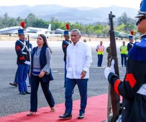Briceño fue recibido en la Base Aérea Hernán Acosta Mejía por la subsecretaria de Política Exterior, Pamela Handal, quien encabezó el recibimiento en representación del Gobierno del presidente Nasry Asfura.