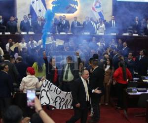 Miembros del partido Libre llevaron bombas de humo y hasta cohetes para evitar la aprobación del inicio del juicio político..