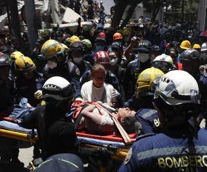 Nos metimos ocho metros adentro, trabajamos sin parar. Verla a ella sonreír es la mejor sensación, relató a EFE uno de los bomberos que atendió la emergencia.