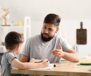 Como padre tiene la responsabilidad de llevar a sus hijos por el camino correcto.
