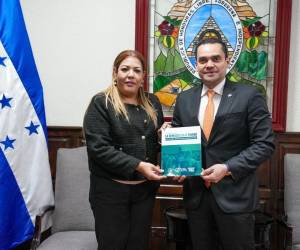 La titular del Comisionado Nacional de los Derechos Humanos (Conadeh), Blanca Izaguirre, entregó el informe de observación electoral 2025 al presidente del Congreso Nacional, Tomás Zambrano.