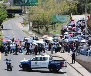 Personal médico protestó este martes en el bulevar Fuerzas Armadas, a la altura del Colegio Médico de Honduras (CMH), para exigir respuestas al Gobierno ante la crisis que enfrenta el sistema de salud.