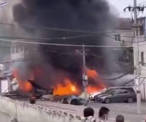 Imágenes difundidas por los medios locales mostraban llamas y una columna de humo negro elevándose al pie de los edificios.