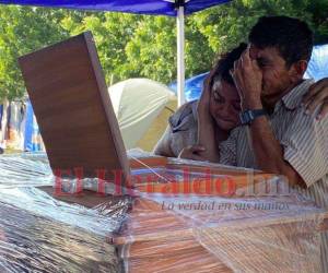 Familiares de la fallecida lloraban desconsolados ante la imposibilidad de poder velar los restos de su pariente de forma digna.