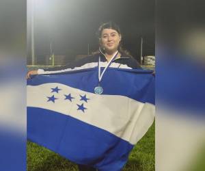 Esther Padilla lució con orgullo la Bandera de Honduras tras lograr la medalla de plata en Nicaragua.