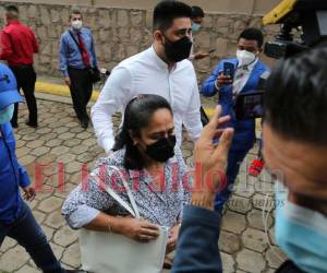 Luego de que se leyera el falló en el que se declaraba inocente a Kevin Solorzano, el joven se levantó y abrazó a su madre.