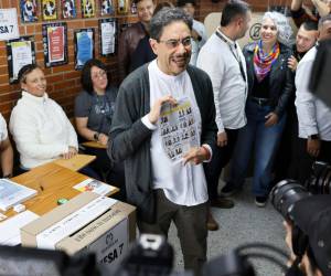 Cepeda, del partido oficialista Pacto Histórico, votó en el Colegio San Lucas del barrio Kennedy, en el sur de Bogotá.