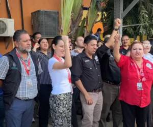 Desde el pasado martes, los empleados de esta institución iniciaron un paro de labores y aseguran que seguirán hasta tener una respuesta.