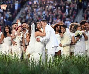 Elena Rossel Aparicio y Thomas Lucas Wolter, enfermeros del área de Los Ángeles se casaron en el show del medio tiempo.
