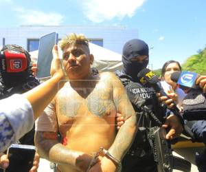 Este domingo se registró la captura de uno de los diez hombres más buscados en Honduras. Su historial delictivo es tal que las autoridades ofrecían hasta medio millón de lempiras por información que guiara a su paradero. Kleivin Emilson Orellana fue detenido en Los Bajos, municipio de Choloma, en el departamento de Cortés; el operativo le cayó de repente, por lo que además de su detención se le decomisaron varias evidencias.