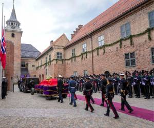 El ataúd del rey Harald de Noruega, este miércoles a su llegada al mausoleo real en la cripta del Castillo de Akershus tras la ceremonia fúnebre en la Catedral de Oslo.